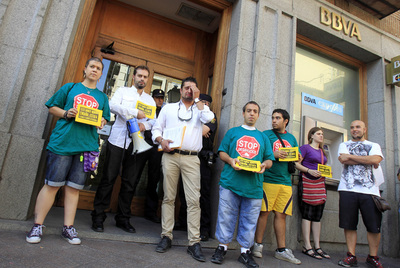 Francisco, con pantalón  beige,  se enjuga las lágrimas entre miembros de la PAH.