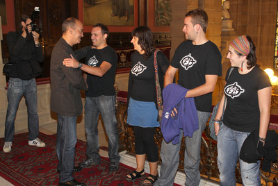 Martin Garitano (izquierda) recibe ayer en la Diputación de Gipuzkoa a jóvenes juzgados por pertenencia a Segi.