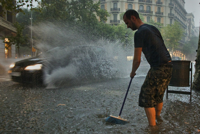 La tormenta caída sobre Barcelona colapsó algunas alcantarillas del centro de la ciudad en apenas diez minutos.