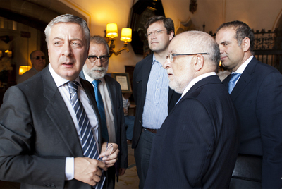 Blanco, con los jefes (secretario de Estado y directores generales) de Infraestructuras y Ferrocarriles del ministerio, en el Hostal dos Reis Católicos