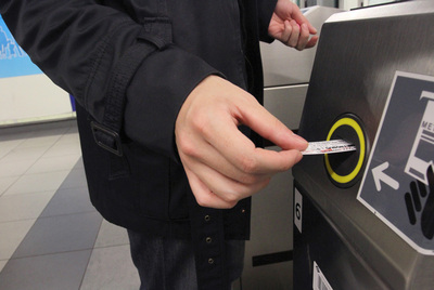 Entrada a una estación del Metro con un billete de Metrobús de 10 viajes.