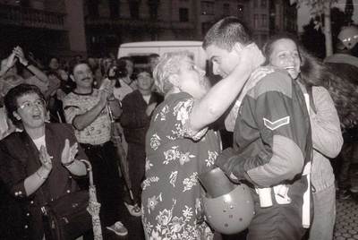 Una mujer abraza a un ertzaina que se quitó la capucha en la sede de HB tras el asesinato de Miguel Ángel Blanco.