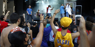 Un momento de la actuación del proyecto europeo de  hip hop  Diversidad en el que participa el rapero español Ignacio Fornés  Nach. 