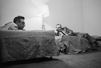 Elia Kazan (a la izquierda) y Robert Whitehead en una habitación del Chelsea Hotel, mientras trabajaban en la obra de teatro de Arthur Miller  Después de la caída. rn)