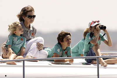 La reina Sofía con sus nietos (de izquierda a derecha) Irene, Felipe Juan Froilán, Juan Valentín y Pablo Nicolás, a bordo del  Somni .