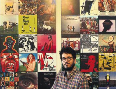 Marina posa ante 'Big Panel', con 100 portadas de discos internacionales