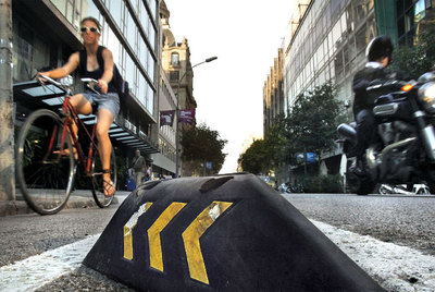 Gomas de separación: seguridad para bicis y peligro para motos