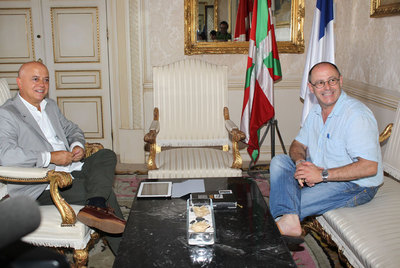 Odón Elorza (izquierda) y Juan Karlos Izagirre, ayer tarde antes de iniciar la reunión que mantuvieron en el Ayuntamiento donostiarra.
