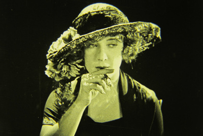 Betty Compson, en un fotograma de  The White Shadow,  una de las primeras películas en las que participó Alfred Hitchcock.