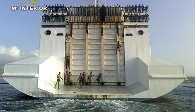 Nueve polizones se juegan la vida para entrar en Europa