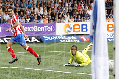 Adrián marca el primer gol del Atlético.