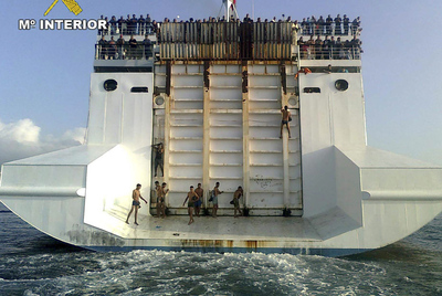 Nueve polizones en la popa de un 'ferry'
