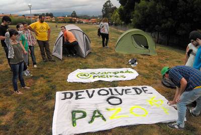 Un grupo de indignados acampa frente al lugar de veraneo de los Franco