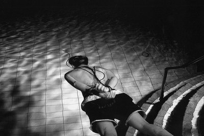  Piscina  (2006), de la serie  Crónica del crimen,  de Wong Hoy Cheong. Obra de la exposición de PhotoEspaña,  El poder de la duda,   en el  Museo ICO, de Madrid, abierta hasta el 11 de septiembre.