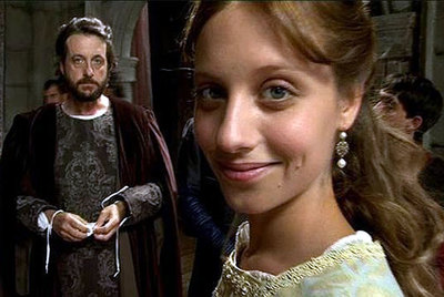 La actriz Michelle Jenner, en una escena de la serie  Isabel. 