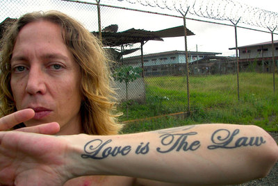 Angel Dust muestra un tatuaje que reza 