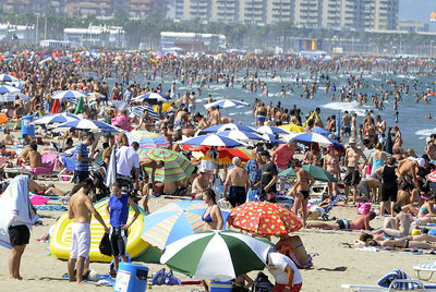 La playa de la Malva-rosa se llenó ayer de gente que escapaba del sofocante calor.
