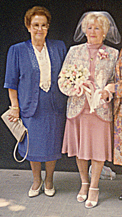 Josefa Cervantes, vestida de novia, con su amiga Dolores.