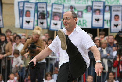 Izagirre baila en San Sebastián ante familiares de presos.