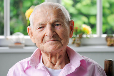 Rudolf Brazda, el último superviviente de los 'triángulos rosa', en 2010.