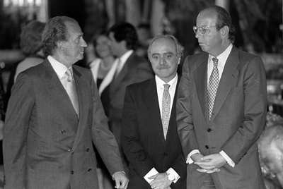 Don Juan Carlos, junto a Fernando Almansa y Rafael Spottorno, durante una recepción en 1998.