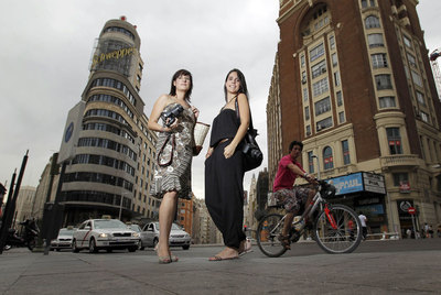 María González, izquierda, y Sandra Iniesto, cerebros de Loca por tu ropa, posan en la plaza del Callao.