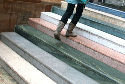  Work No. 1059  cuenta con 104 escalones de mármol de diversas tonalidades.