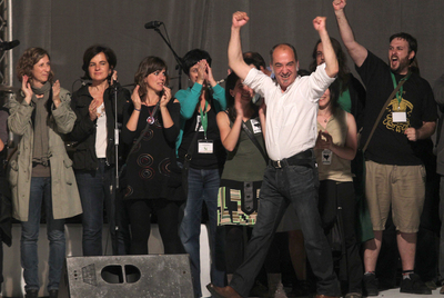 Martin Garitano (en primer término) celebra en San Sebastián los resultados electorales del 22-M.