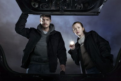 Joel Kinnaman y Mireille Enos, en una escena de  The killing.  Abajo, Sofie Gråbøl, en la versión danesa de la serie.
