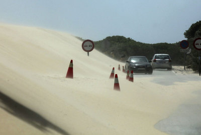 El imparable avance de una duna en Tarifa incomunica a 500 personas