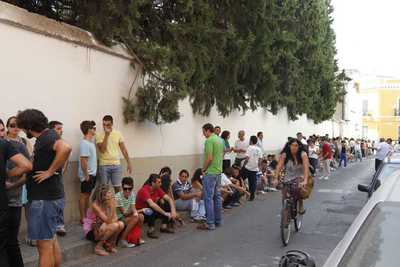 Cola para la figuración de  El dictador  en el pasaje Mallol, ayer al mediodía.