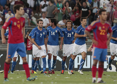 Aguilani (14) celebra el gol de la victoria italiana ante la desolación de Javi Martínez (a la izquierda) y Thiago.