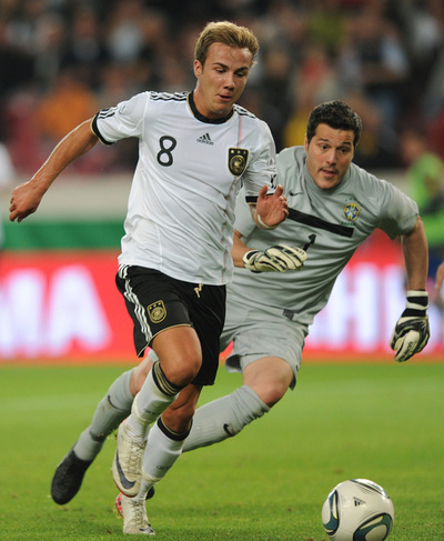 Götze supera a Julio Cesar para marcar el segundo gol de Alemania.
