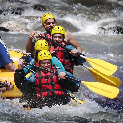 El presidente de la Generalitat, Artur Mas, practicando rafting   ayer en Sort.