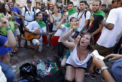 Un grupo de peregrinos bailaba ayer por la tarde en la plaza de la Virgen de Valencia a la espera de que empezase el teatro.