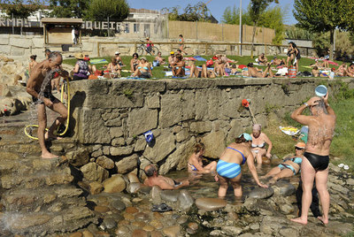 Ourense, al borde de los 40 grados, busca alivio en el Miño