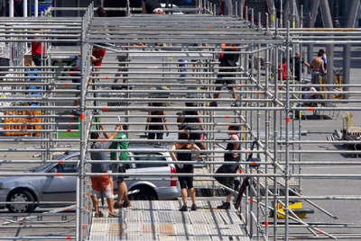 EL ESQUELETO DE LA FIESTA EMPIEZA A ALZARSE EN EL ARENAL