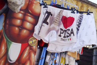 Calzoncillos con la torre de Pisa, en un puesto de la Piazza dei Miracoli.