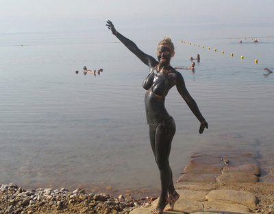 Bar Refaeli: vacaciones pasadas por barro