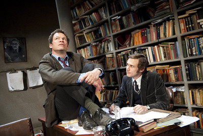 Dominic West (Ben Butley), a la izquierda, y Martin Hutson (Joey), en una escena de  Butley. 