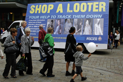 Uno de los carteles hechos por la policía de Manchester para difundir imágenes de los saqueadores e identificarlos, en el que se dice: 