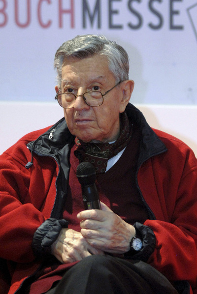 Francisco Solano López y el personaje al que dio vida, el Eternauta (abajo).