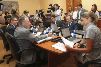 María Dolores de Cospedal (derecha), presidenta de Castilla-La Mancha.