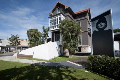 La construcción de indianos del siglo XIX que aloja el restaurante santanderino La Casona del Judío.