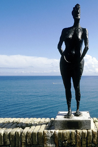 La escultura  La Forêt , de la francesa Germaine Richier, en la terraza del Museo Picasso de Antibes.