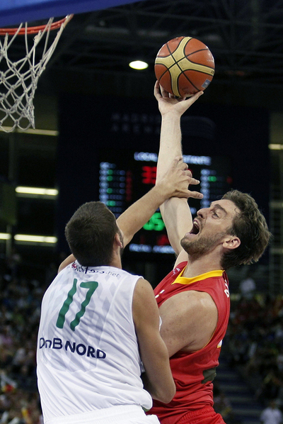 Pau Gasol se dispone a encestar a pesar de Kleiza.