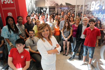 Elena Valenciano (en primer término), con voluntarios de la campaña del PSOE, el pasado miércoles en la sede del partido.