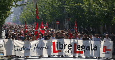 Cabeza de la manifestación de la izquierda  abertzale  ayer en San Sebastián.