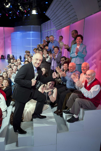 Xosé Ramón Gayoso, en la escalera de la grada donde se sienta el público de  Luar .