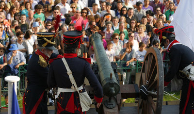 El Artillero Mayor de la Gatronomika (izquierda) se dispone a prender la mecha del cañón.